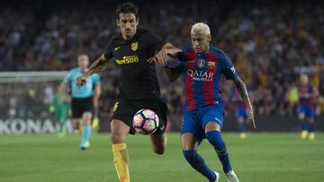 Savic pelea el bal&oacute;n con Neymar. 