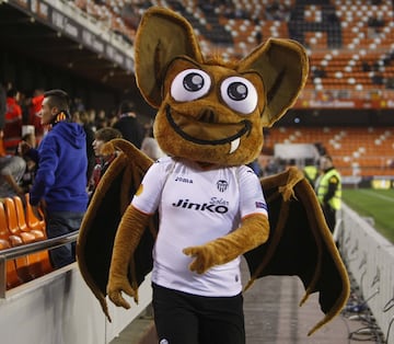 Mascota del Valencia, que representa a un murciélago 