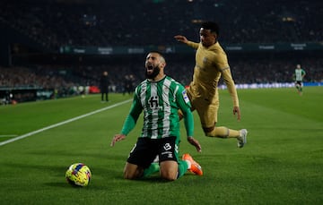 El jugador francés Nabil Fekir, de rodillas, junto al defensa culé Álex Bald