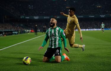 El jugador francés Nabil Fekir, de rodillas, junto al defensa culé Álex Bald