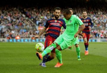 Arda Turan pelea el balón con el defensa uruguayo del Getafe Álvaro Pereira.