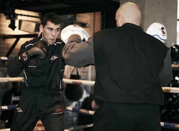 Sergio García (y su entrenador Víctor Iglesias) durante el entrenamiento público en Londres previo a su pelea contra Ted Cheeseman.