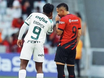 Endrick y Vitor Roque conversan durante un partido en Brasil