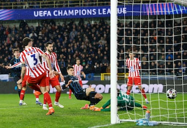 El italiano remató lanzandose al césped un centro de Mamadou Diakhon.