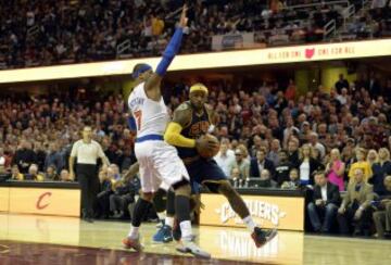 LeBron James rodea a Carmelo Anthony.