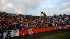Robo, porte de arma y abuso sexual: los cargos a los hinchas de Colo Colo presos en Mendoza