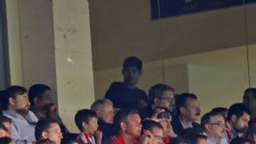 COSTA INQUIETO. El delantero colchonero no paró en la antesala del palco. Los nervios le comían tras una cristalera.