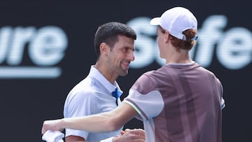Novak Djokovic saluda a Jannik Sinner tras su partido en el Open de Australia.