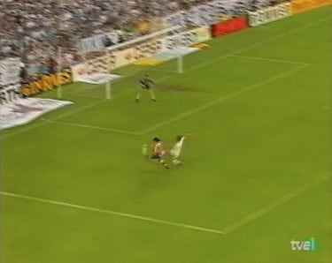 Paulo Futre marcó el segundo gol con una prodigiosa jugada. El Atlético se elevaba al cielo del Bernabéu.