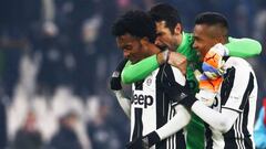 Cuadrado celebra con Buffon y Alex Sandro.