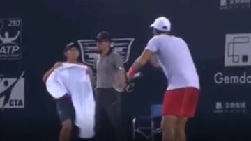 Fernando Verdasco le mete prisa a un recogepelotas para que le dé una toalla durante las semifinales del torneo de Shenzhen.