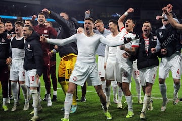 La selección polaca, con Bednarek al frente, celebran la clasificación con los aficionados polacos desplazados a Cardiff.