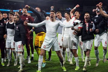 La selección polaca, con Bednarek al frente, celebran la clasificación con los aficionados polacos desplazados a Cardiff.