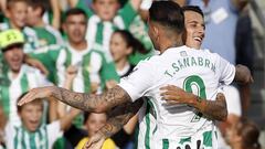 Los jugadores del Betis Antonio Sanabria (i) y Cristian Tello (d) celebran el segundo gol del conjunto verdiblanco ante el Alav&eacute;s durante el partido correspondiente a la novena jornada de LaLiga Santander disputado hoy en el estadio Benito Villamar&iacute;n. 