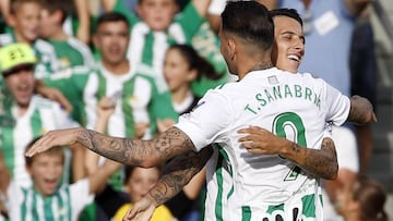 Los jugadores del Betis Antonio Sanabria (i) y Cristian Tello (d) celebran el segundo gol del conjunto verdiblanco ante el Alavés durante el partido correspondiente a la novena jornada de LaLiga Santander disputado hoy en el estadio Benito Villamarín.