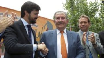 El veterano presidente de la UFEC, David Moner, le pasa el relevo en la presidencia a Gerard Esteva.