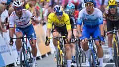 Peter Sagan recrimina una maniobra a Wout van Aert, mientras Dylan Groenewegen aprovecha el lío para ganar la tercera etapa al sprint.