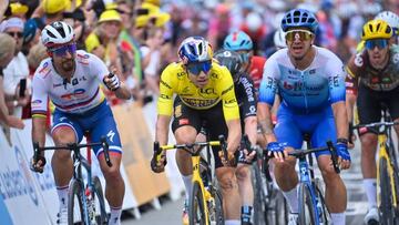 Peter Sagan recrimina una maniobra a Wout van Aert, mientras Dylan Groenewegen aprovecha el lío para ganar la tercera etapa al sprint.