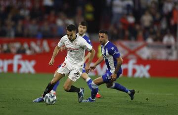 Sevilla star | Reguilón against Alavés.