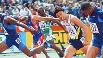 <b>ENTRE NEGROS.</B> Suetsugu (766) entra tercero , por detrás de los estadounidenses Capel (1383) y Patton (1422). Todos eran negros, menos él.