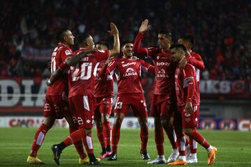 Andrés Vilches celebra un gol por Ñublense junto a sus compañeros.