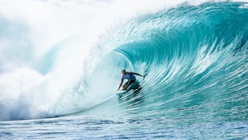 HALEIWA, HAWAII - FEBRUARY 1: Eleven-time WSL Champion Kelly Slater of the United States surfs in Heat 1 of the Round of 16 at the Billabong Pro Pipeline on February 1, 2022 in Haleiwa, Hawaii. (Photo by Brent Bielmann/World Surf League)