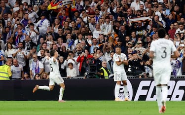 Kylian Mbappé celebra el 1-0 al Barcelona. 