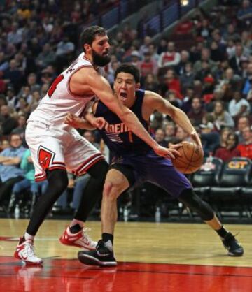 Nikola Mirotic y Devin Booker.