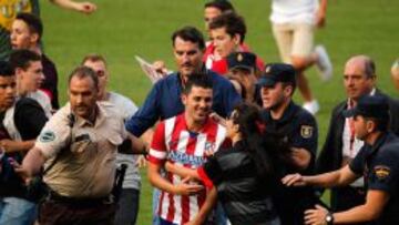 Villa lanzó balones a la grada y algunos aficionados saltaron al campo. Al término del acto fueron numerosos y tuvo que protegerle la Policía Nacional.