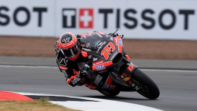 Pole muy celebrada por ManuGasss y gran segundo de Holgado