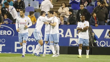 Los jugadores del Zaragoza celebran el gol de Linares contra el Elche.