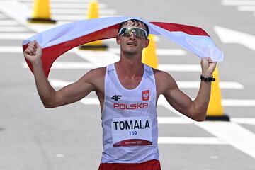 El momento en el que Dawid Tomala gana la carrera de marcha 50km.