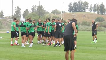 Esto es el Betis: palmas por sevillanas antes de las 'collejas'