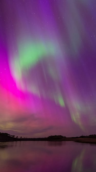 "La tormenta geomagnética más fuerte en más de dos décadas deslumbró a los científicos y observadores del cielo en mayo de 2024. Durante la noche del 10 al 11 de mayo, una tormenta extrema culminó con una notable exhibición de auroras, que fueron visibles desde muchas regiones del mundo, incluso en latitudes donde los avistamientos de auroras son poco comunes".