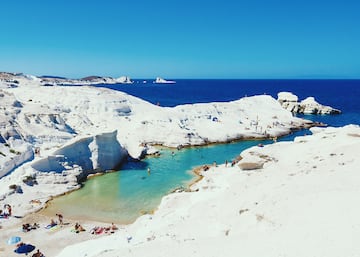 Playa Sarakiniko es una playa en Isla de Milo, una pequeña isla volcánica griega del mar Egeo, perteneciente al archipiélago de las Cícladas. A menudo es comparada con un paisaje lunar debido a su apariencia. 