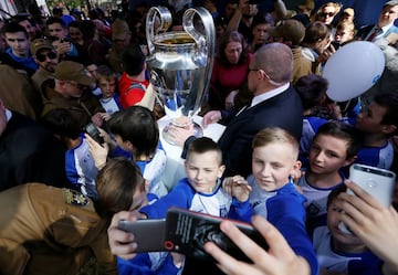 Seguidores fotografiándose con el trofeo. 