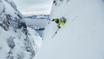Aymar Navarro esquiando en los fiordos de Noruega.