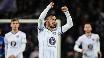 Toulouse's Chilean defender Gabriel Suazo (C) celebrates scoring his team's third goal during the French L1 football match between Toulouse FC and ES Troyes AC at the TFC Stadium in Toulouse, southwestern France, on February 1, 2023. (Photo by Valentine CHAPUIS / AFP)