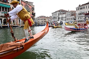 Un gran número de turistas y curiosos se congregaron en torno al Gran Canal de Venecia para presenciar la Regata Histórica anual de góndolas y 
 embarcaciones, que tiene lugar en la ciudad italiana. Se trata de uno de los
acontecimientos más antiguos que se celebran en la laguna, ya que su origen se remonta, al menos, al siglo XIII.