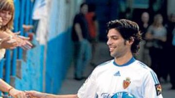 <b>ILUSIONADO. </b>Lafita saluda a un aficionado en su puesta de largo.