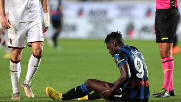 BERGAMO, ITALY - SEPTEMBER 01: Duvan Zapata of Atalanta BC holds their leg injured during the Serie A match between Atalanta BC and Torino FC at Gewiss Stadium on September 01, 2022 in Bergamo, Italy. (Photo by Emilio Andreoli/Getty Images)