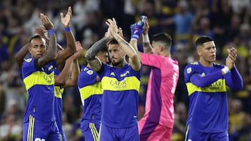 Boca Juniors' forward Dario Benedetto (C), Colombian forward Sebastian Villa (L) and defender Marcos Rojo applaud before an Argentine Professional Football League match against Colon at La Bombonera stadium in Buenos Aires, on February 13, 2022. (Photo by ALEJANDRO PAGNI / AFP)