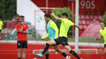 23-08-24. NACHO MÉNDEZ Y JESÚS BERNAL DISPUTAN EL BALÓN DELANTE DE RUBÉN ALBÉS, EN EL ENTRENAMIENTO DEL SPORTING.