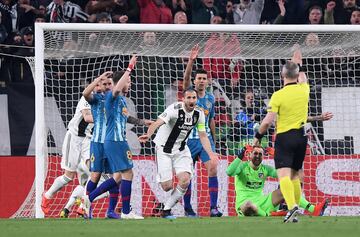 El árbitro Bjorn Kuipers anuló un gol a la Juventus por  una falta de Cristiano Ronaldo a Jan Oblak, portero del Atlético de Madrid.