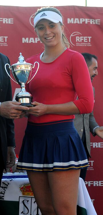 Se ha proclamado campeona de España de tenis en Granada. A sus 20 años, dio la sorpresa en la final ante una jugadora consagrada como Carla Suárez y se confirma como valor de futuro.