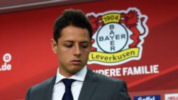 Chicharito en su presentaci&oacute;n con el Leverkusen.