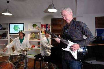 John McEnroe toca la guitarra.