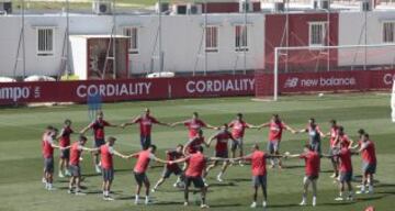 Los jugadores del Sevilla han entrenado antes de partir para Madrid 