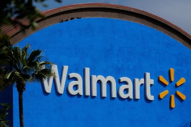 Walmart announces agreement with world’s largest hot dog chain and will open restaurants inside these stores by 2025