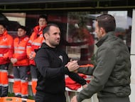 Muneta saluda a Luis García antes del inicio del partido entre Mirandés y Las Palmas.